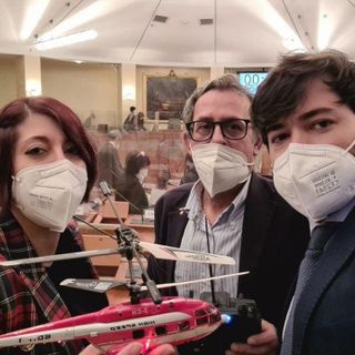 Un elicotterino vola in Consiglio regionale con la Cavalcata delle Valchirie: è la provocazione del M5S contro l'eliski