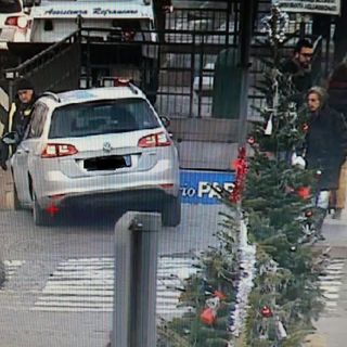 Sbaglia l'accesso al parcheggio sotterraneo di piazza Vittorio: liberato dal carro attrezzi