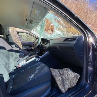 l'auto sventrata dal masso