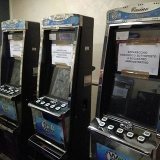 Sequestro di slot machine in un locale di piazza Villari