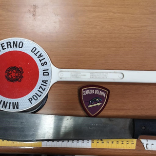 Danneggia con un machete una gastronomia: arrestato