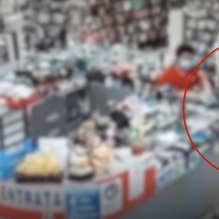 Madre e figlia rubano in un negozio e scappano, il titolare si aggrappa alla loro auto e viene trascinato per alcuni metri: arrestate [VIDEO]