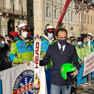 Cirio con i maestri di sci in piazza Castello a Torino per protesta
