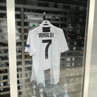 Dal fiore bianconero alla pizza CR7: Torino accoglie Cristiano Ronaldo (VIDEO)