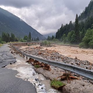 Due condomini evacuati, tre frazioni isolate, strada bloccata da una frana. Cirio: &quot;Chiederemo stato d'emergenza&quot; [FOTO]