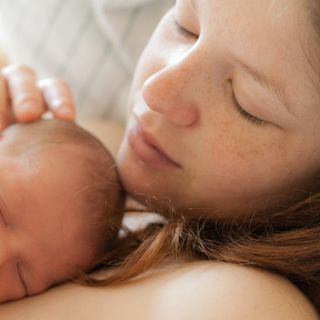 Stella ha fretta di nascere: il parto avviene nell'auto di papà nel cuore della notte