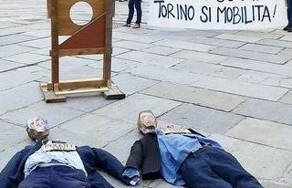 I manichini di Renzi e Poletti decapitati alla Reggia di Venaria