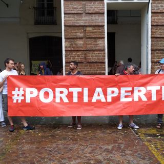 “Carola libera”, la solidarietà dei torinesi alla capitana della Sea Watch (FOTO)