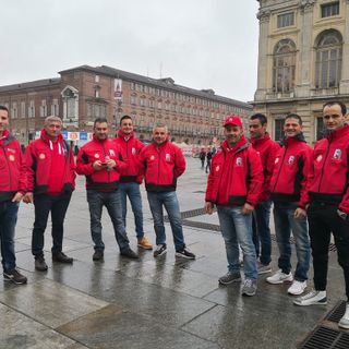 Si Tav: voci, pensieri e giacche rosse in piazza, mentre si forma l'onda arancione (FOTO e VIDEO) Si Tav: voci, pensieri e giacche rosse in piazza, mentre si forma l'onda arancione (FOTO e VIDEO)