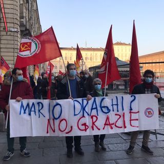 Manifestazione in piazza Castello a Torino contro il governo Draghi