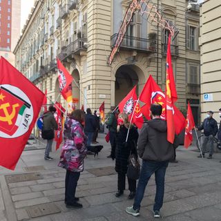 bandiere comuniste contro Draghi