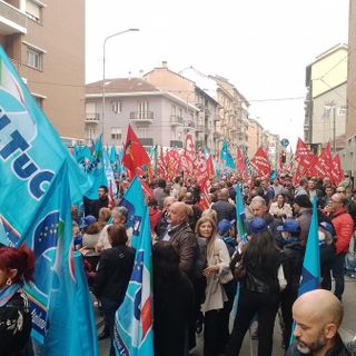 Via Genova come simbolo per urlare basta alle morti sul lavoro: "Non c'è opera che valga una vita" Via Genova come simbolo per urlare basta alle morti sul lavoro: "Non c'è opera che valga una vita"
