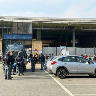 Gli anarchici in protesta all'Ufficio immigrazione: &quot;Basta attese infinite, vogliamo documenti per tutti&quot; [VIDEO]