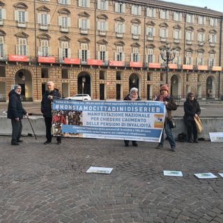 A Torino disabili in piazza: &quot;Vogliamo l'aumento delle pensioni di invalidità&quot; (FOTO e VIDEO)