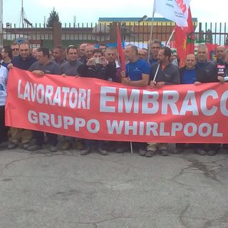 Ex Embraco, ancora uno sciopero: un'ora fuori dai cancelli per solidarietà verso i colleghi Whirlpool di Napoli [FOTO]