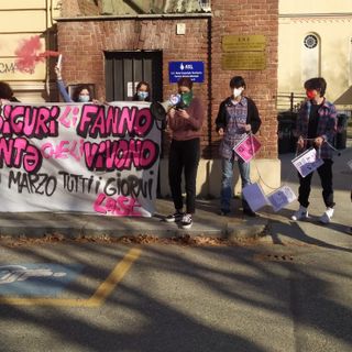 Studenti incatenati davanti al centro antiviolenza di Torino