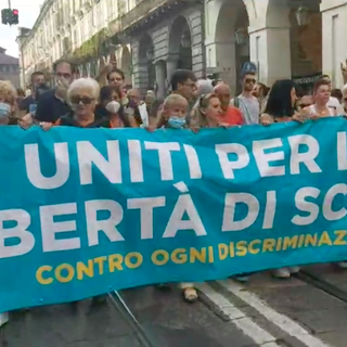A Torino nuova manifestazione contro il Green Pass, centinaia in piazza: “Libertà, non siamo schiavi” A Torino nuova manifestazione contro il Green Pass, centinaia in piazza: “Libertà, non siamo schiavi”