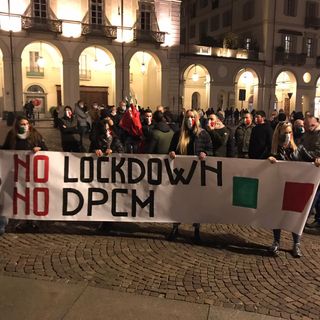 Protesta di estrema destra in piazza Vittorio Veneto: &quot;Un nuovo lockdown significa fallire&quot; (FOTO e VIDEO)