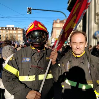 Corteo No Tav: tra manifestanti anche vigili del fuoco in divisa