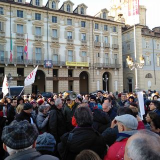 Da piazza Castello il sostegno ai migranti abbandonati in mare: &quot;Aprite i porti&quot;