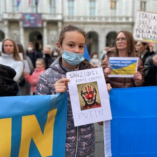 Guerra in Ucraina: centinaia in piazza a Torino per chiedere la pace. Lo Russo: &quot;L'Occidente reagisca in maniera chiara&quot; [VIDEO]