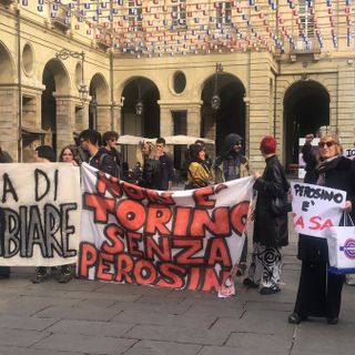 “Non è Torino senza Perosino”: tanti giovani a difendere lo storico locale [VIDEO E FOTO]