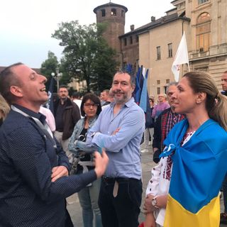 Confronto tra manifestante pro Ucraina e pro Russia (immagine d'archivio)