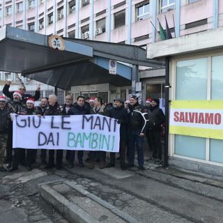 “Giù le mani dai bambini”: manifestazione contro il ridimensionamento del Regina Margherita (VIDEO)