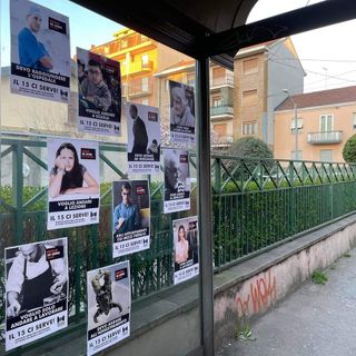 Fermata del tram con manifesti appesi
