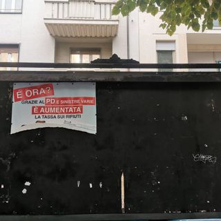 Vandali in azione a Rivoli: strappati i manifesti della bacheca informativa di Fratelli d’Italia
