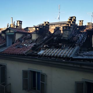 I resti della mansarda in fiamme dopo l'incendio
