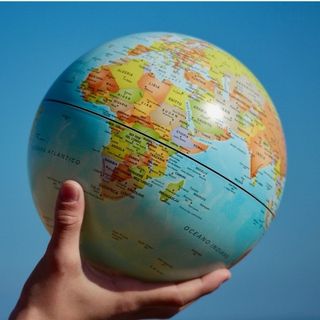 Mappamondo tenuto in una mano