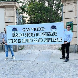 Striscione di contestazione e due consiglieri di Fdi