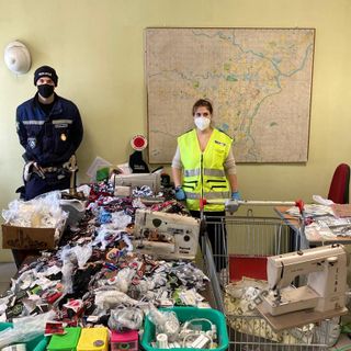 capi contraffatti della sartoria abusiva