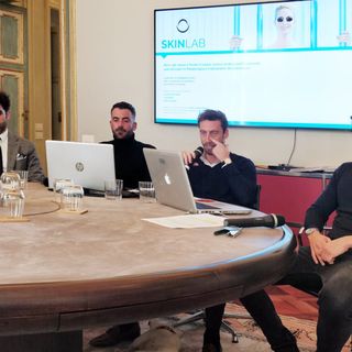 Claudio Marchisio seduto a un tavolo
