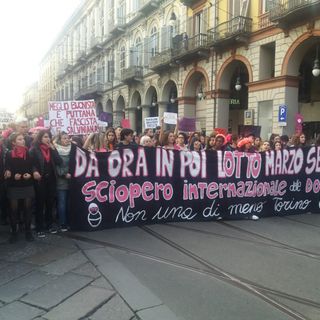 Danze gitane e orgoglio femminista: il corteo delle donne in lotta invade Torino (FOTO e VIDEO)