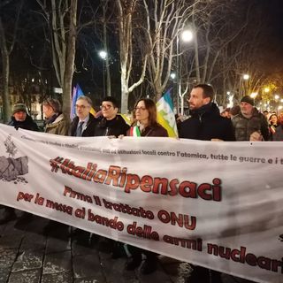 Alcuni esponenti politici alla marcia per la pace (foto tratta dal profilo FB del consigliere regionale Daniele Valle, PD)