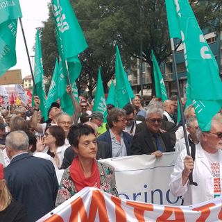Marcia della Salute, manifestanti sotto la Regione: &quot;La Sanità pubblica non si vende&quot;