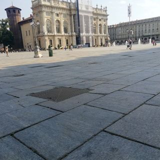 Il Consiglio comunale: “Salvaguardare i marciapiedi in pietra della città”