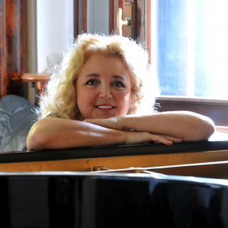 Non esiste un'età ideale per iniziare a suonare il pianoforte, infatti, lo possono studiare sia bambini che adulti