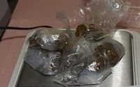 Rivoli, nasconde droga nella pochette accanto al rossetto e al fard: arrestata una ventenne