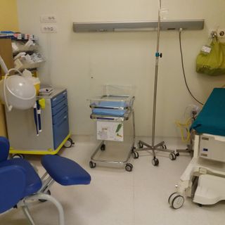 Riuscita, dopo 7 ore di intervento, l'operazione per riattaccare la mano all'uomo che se l'è tagliata spaccando la legna