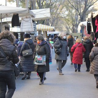 persone con le mascherine nei mercati