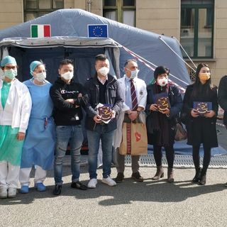 Comunità cinese dona mascherine alla Città della Salute, ma la foto di gruppo è un cattivo esempio