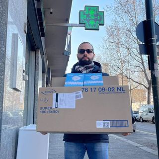 ragazzo con scatola e mascherine