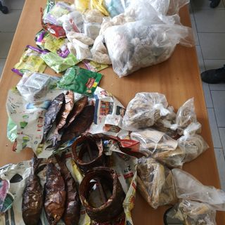 A Porta Palazzo i vigili urbani trovano cibo andato a male e merce illegale