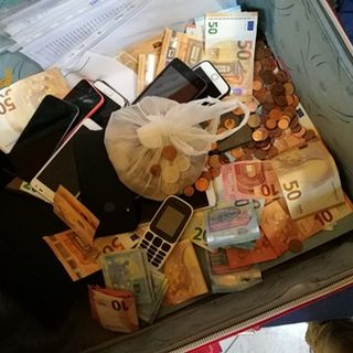 Individuata dalla Polizia una piccola centrale dello spaccio: tre le persone arrestate Individuata dalla Polizia una piccola centrale dello spaccio: tre le persone arrestate