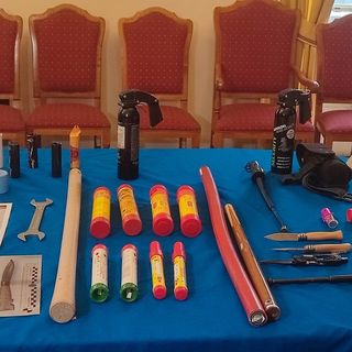 Scontri tra ultras di Juve e Toro: sequestrati coltelli, mazze e bombe carta