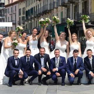 Scene da matrimonio in corso Italia a Saluzzo: sette spose torinesi reindossano l'abito bianco per rivivere il giorno più bello