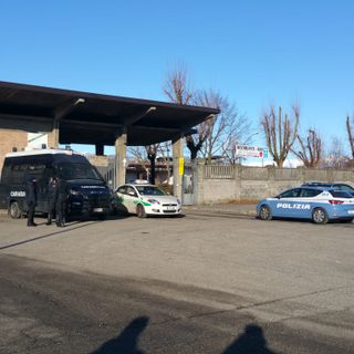 Sgomberati dalla Polizia i locali del mattatoio di Torino: quasi 100 i denunciati